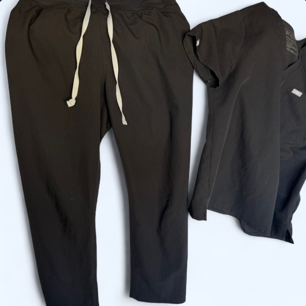 Figs Black V-Neck Scrub set Top and matching pants size medium gently used - Picture 3 of 9